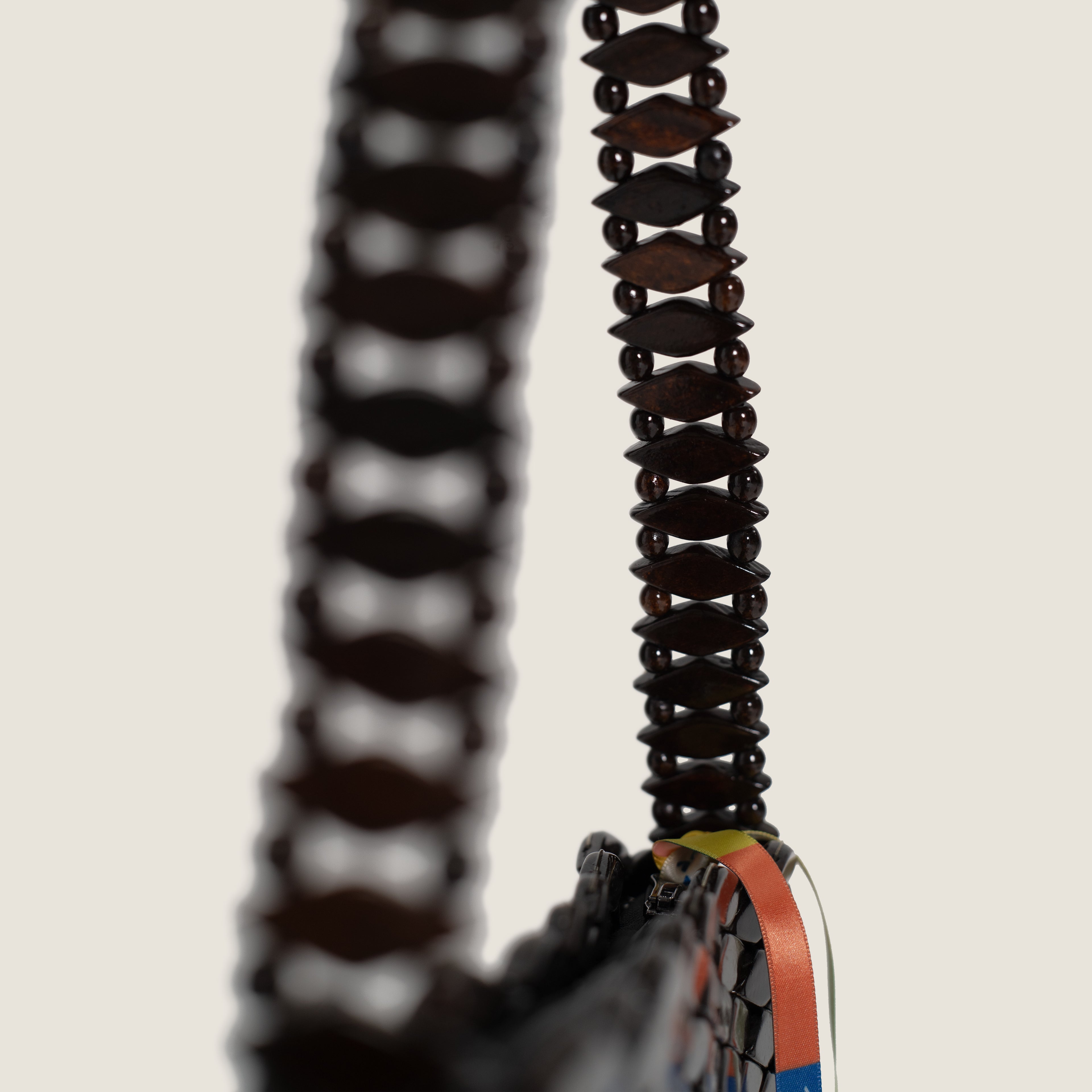 LAÇO – Bolso artesanal de madera marrón oscuro