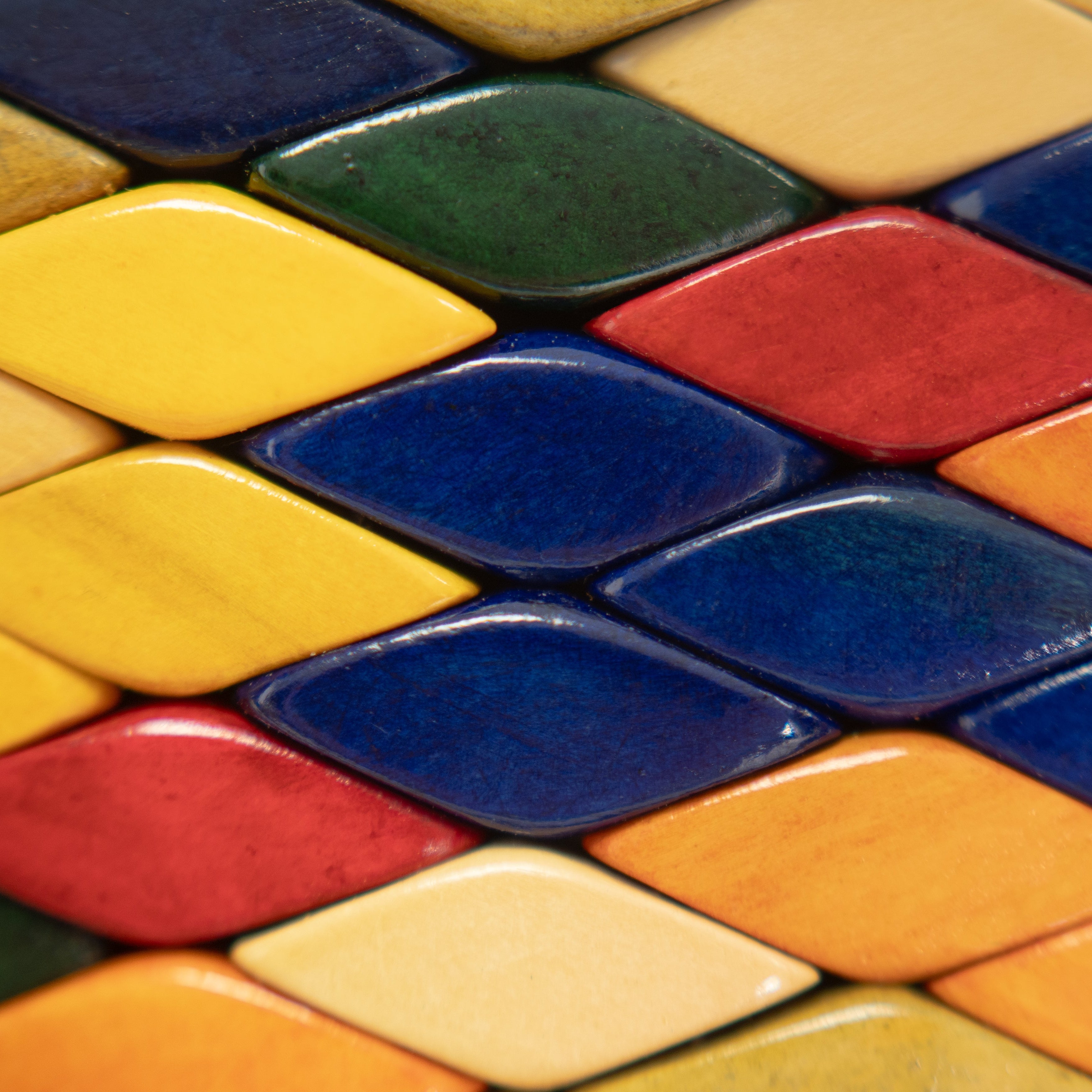 DENGO – Bolso artesanal de madera multicolor