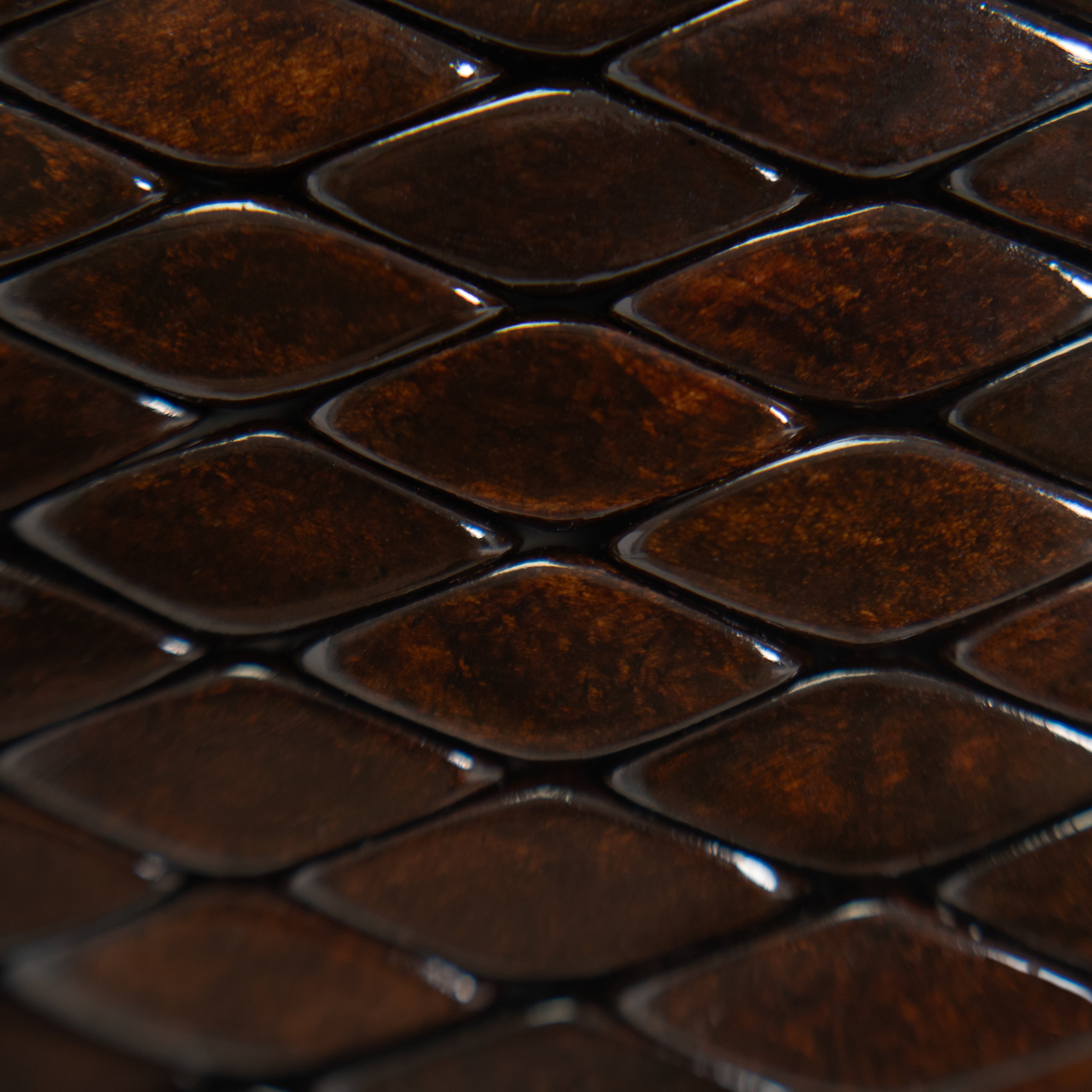 LAÇO – Bolso artesanal de madera marrón oscuro