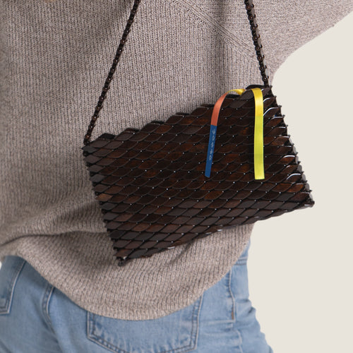 LAÇO – Bolso artesanal de madera marrón oscuro